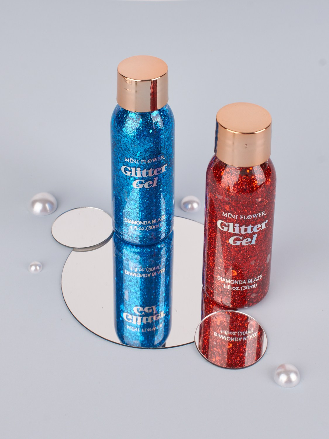 Глиттер в синем и красном цвете на круглых зеркалах на голубом фоне