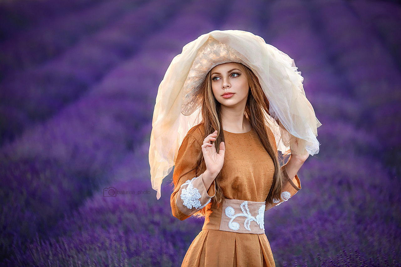 фотосессия в лаванде, девушка в шляпе