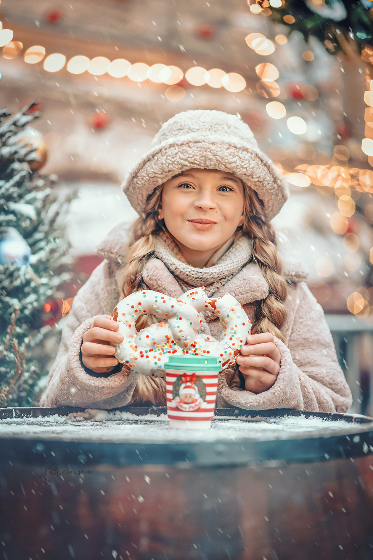 фотосессия на ярмарке возле гума путешествие в рождество девочка с кренделем