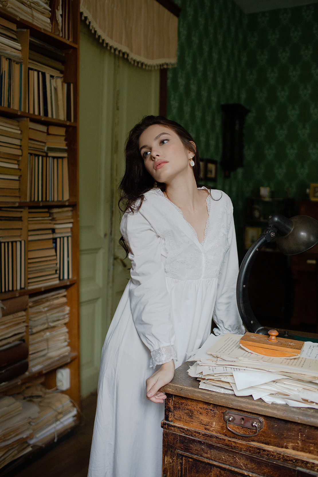 Женский портрет в винтажном кабинете. Портретный фотограф в Санкт-Петербурге