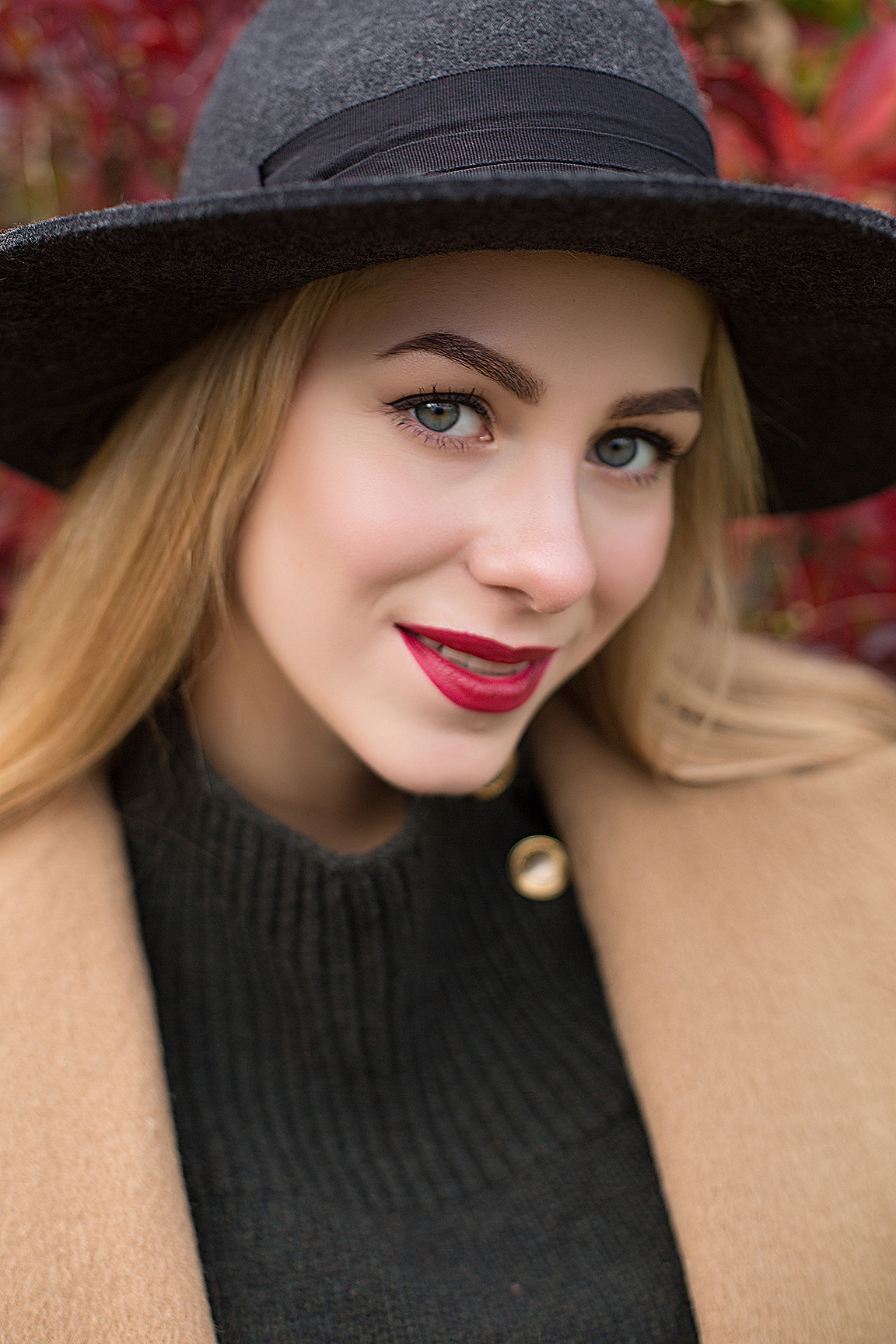 Фотосессия в парке в теплый осенний день. Портретный фотограф в Санкт-Петербурге