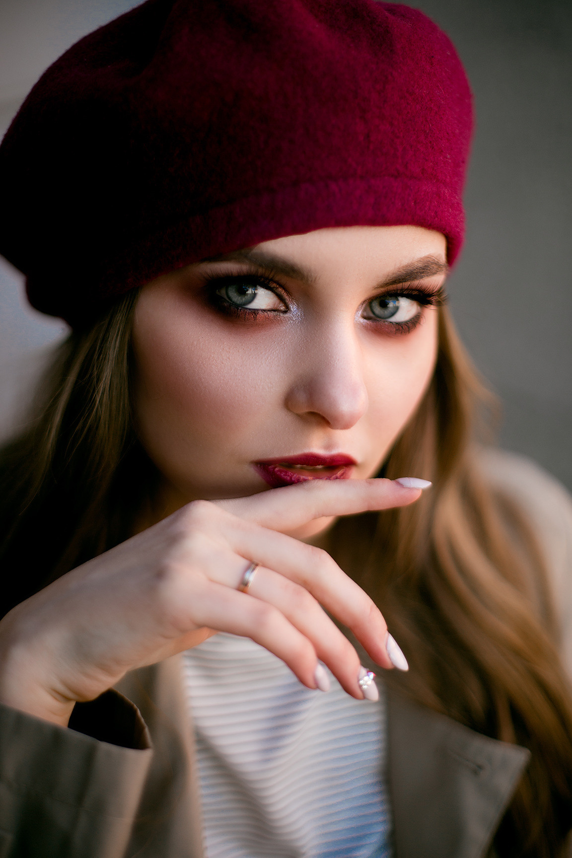 Съемка на улице в французском образе. Портретный фотограф в Санкт-Петербурге