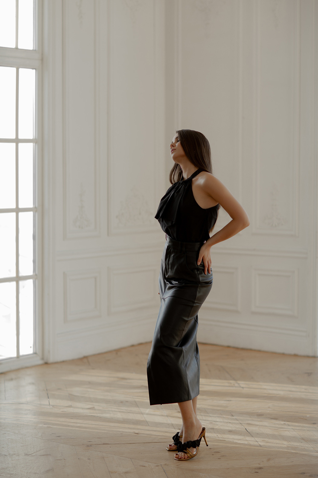 девушка в черном у окна