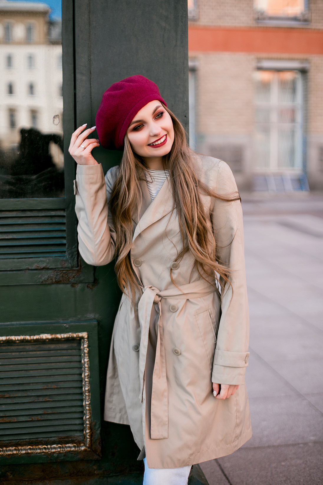 Съемка на улице в французском образе. Портретный фотограф в Санкт-Петербурге