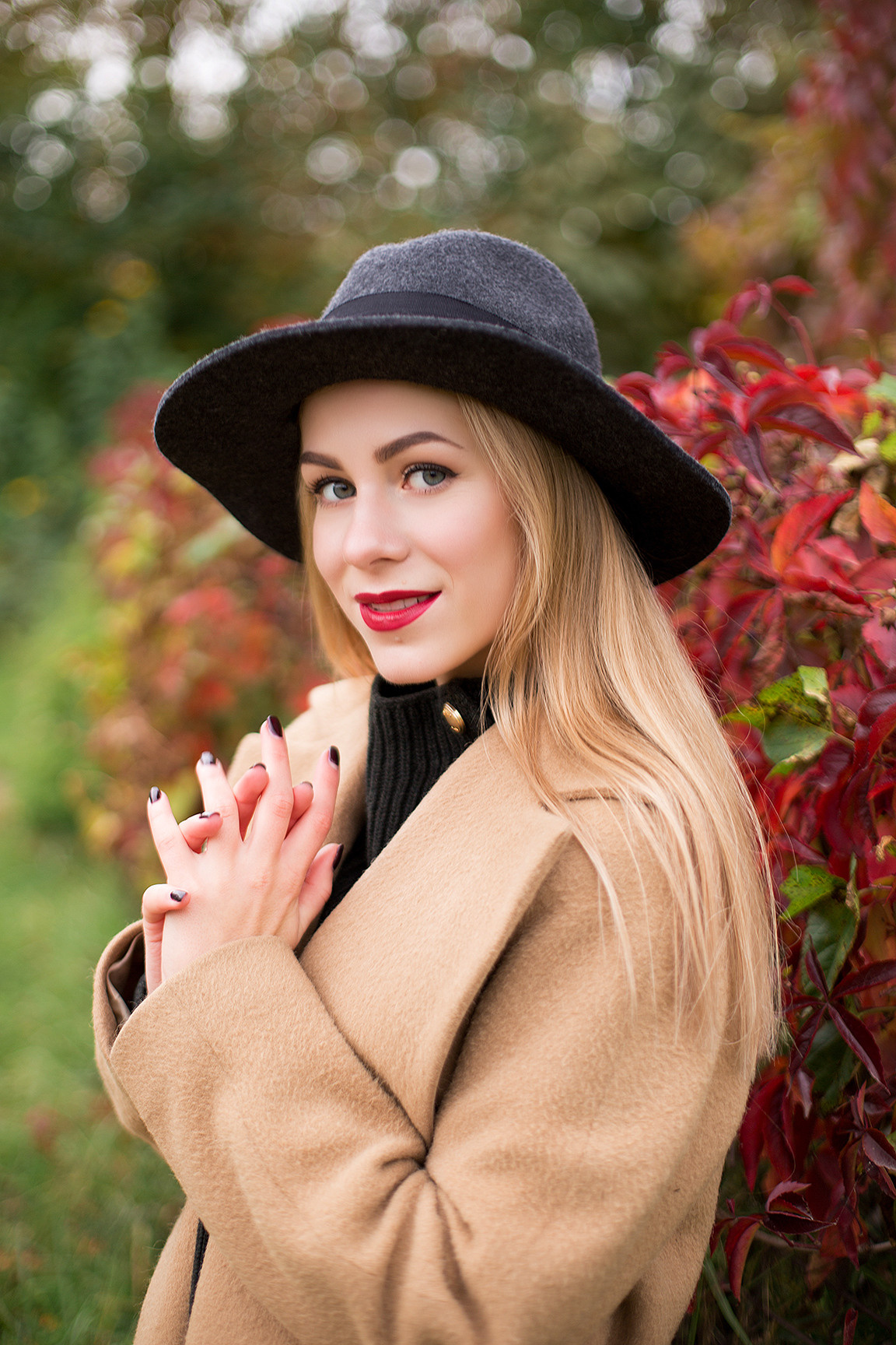 Фотосессия в парке в теплый осенний день. Портретный фотограф в Санкт-Петербурге