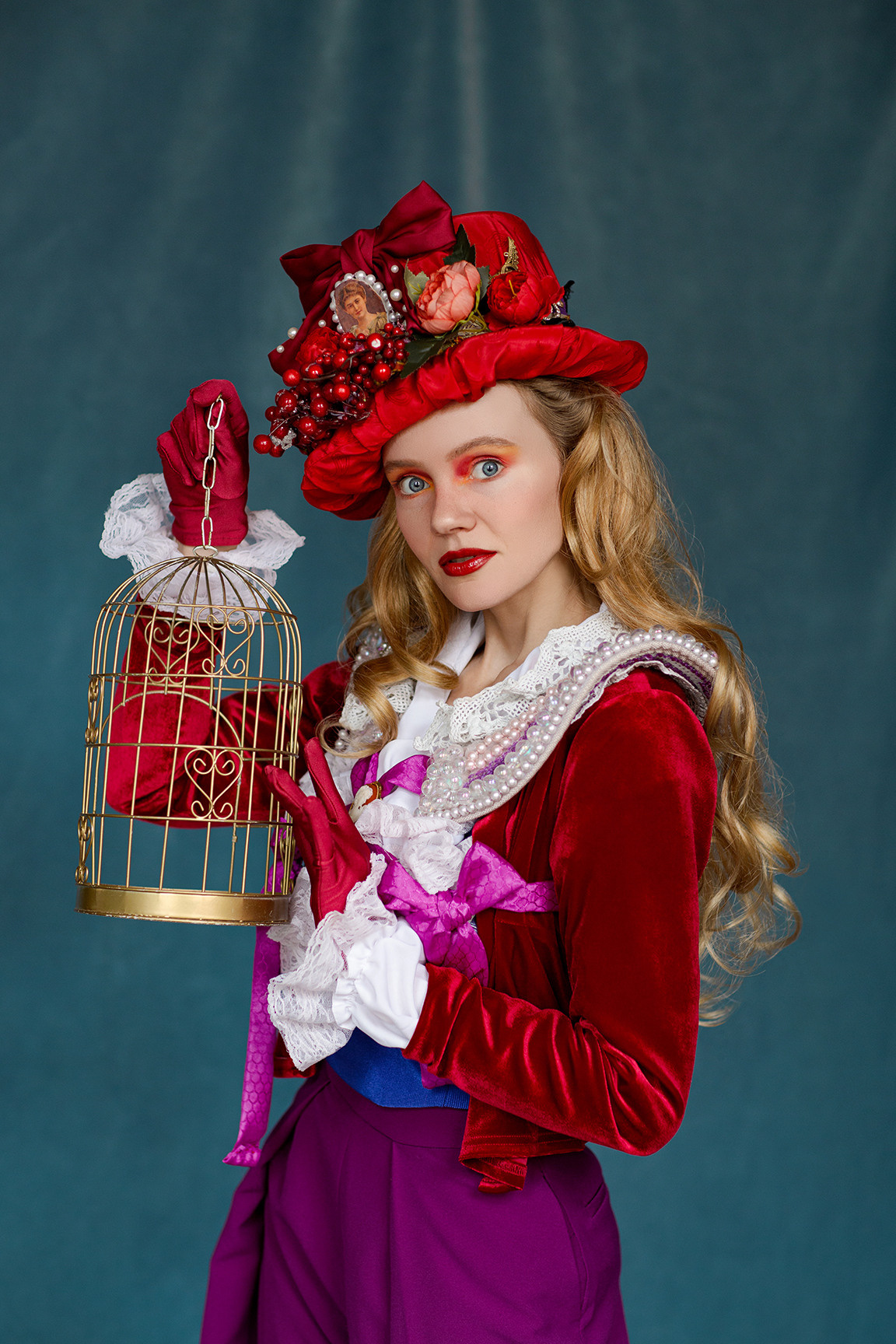 портрет девушки в образе шляпника из Алисы в стране чудес