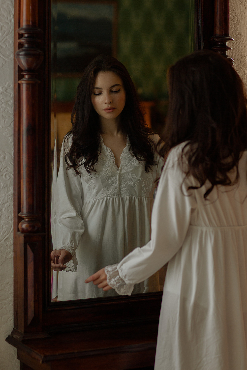 портрет девушки в отражении винтажного зеркала