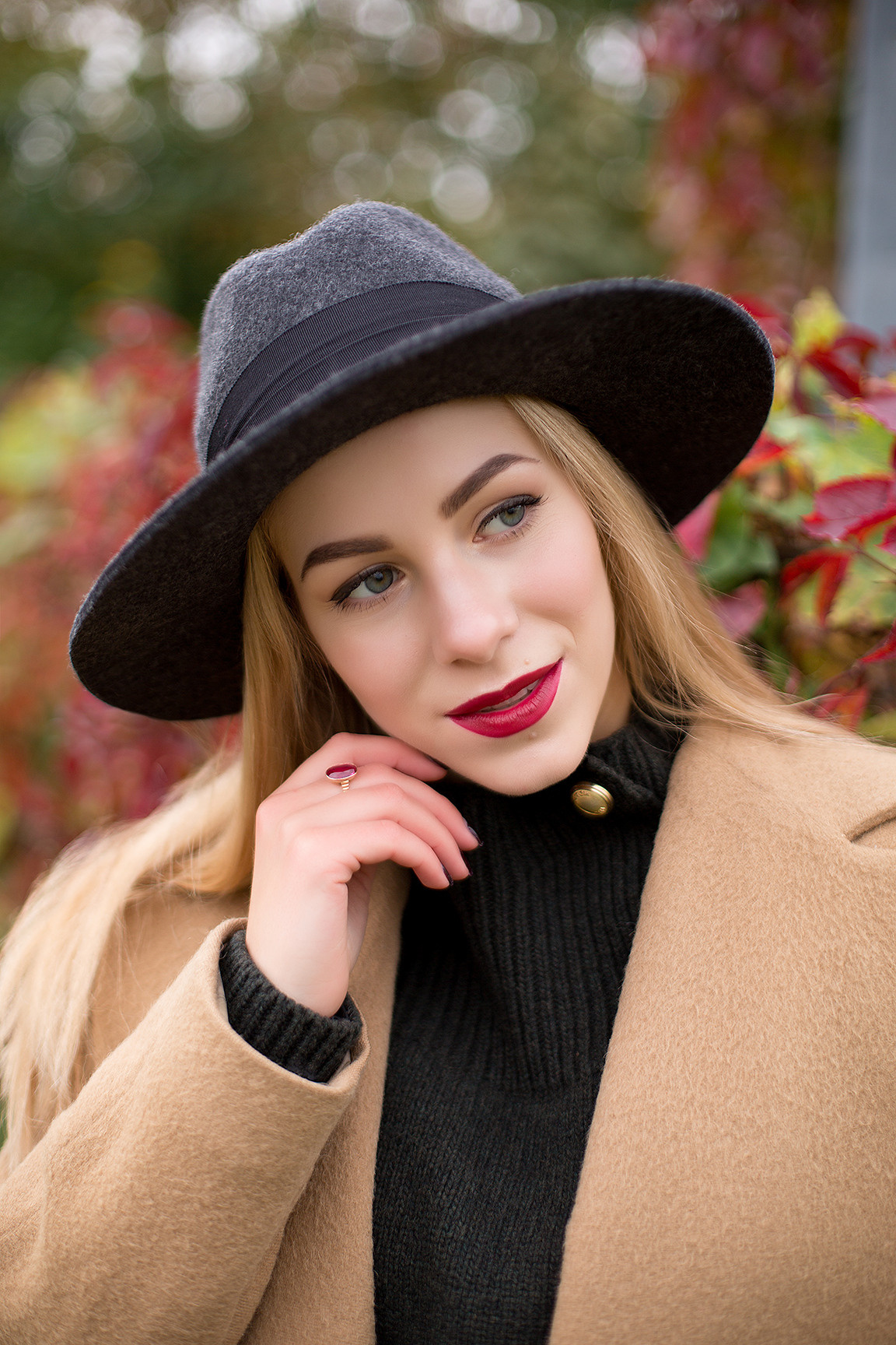 Фотосессия в парке в теплый осенний день. Портретный фотограф в Санкт-Петербурге