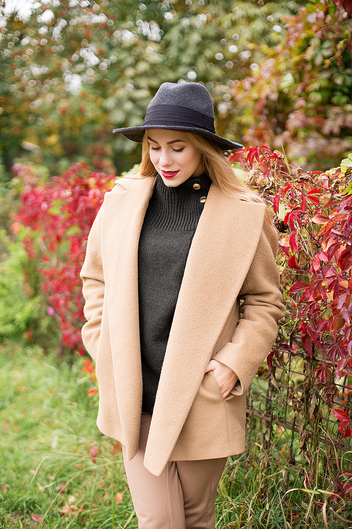 Фотосессия в парке в теплый осенний день. Портретный фотограф в Санкт-Петербурге