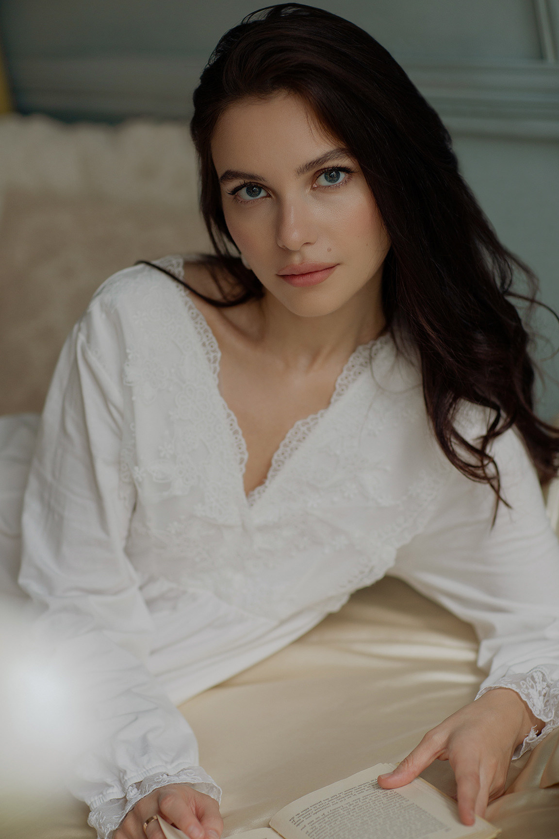 портрет девушки в винтажной сорочке в фотостудии