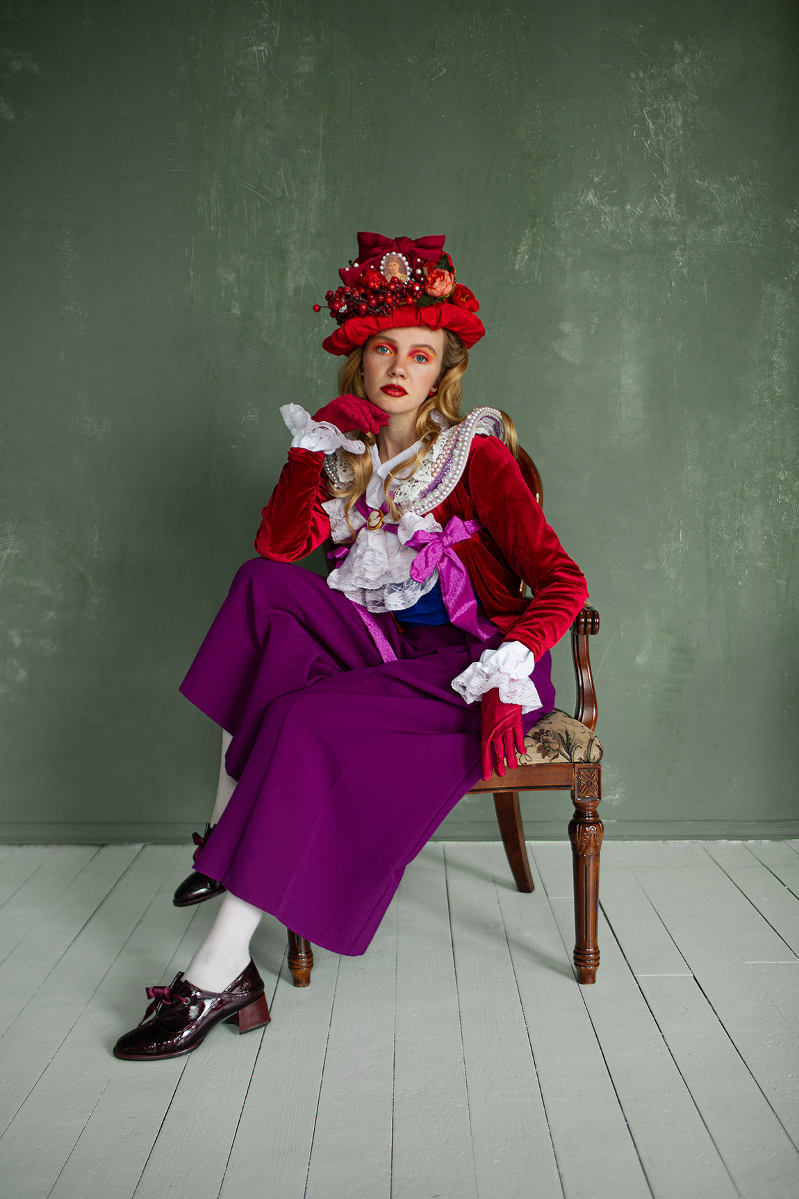 Фотосессия певицы и тик-ток блогера в стиле "Алиса в стране чудес". Портретный фотограф в Санкт-Петербурге