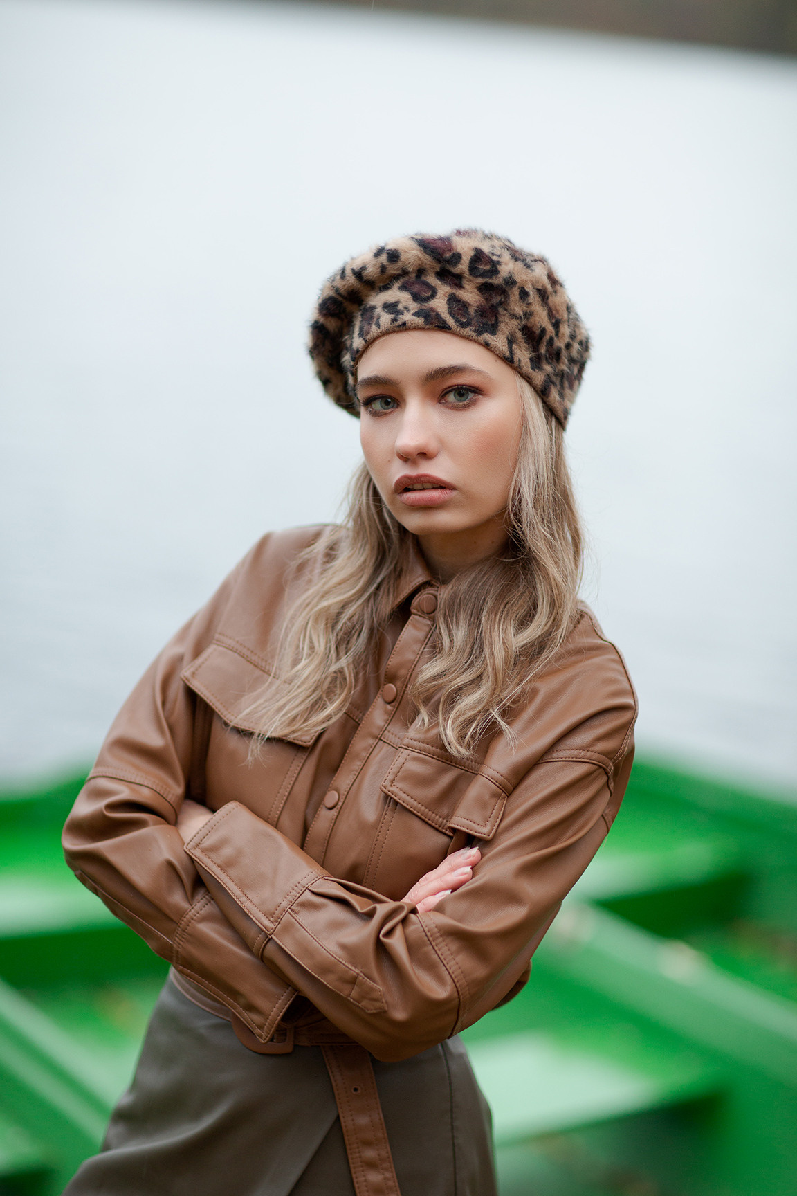 девушка в леопардовом берете