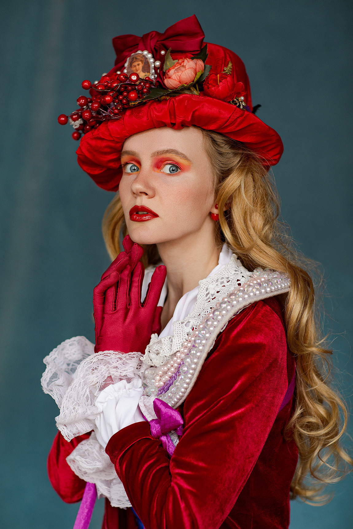 портрет девушки в образе шляпника из Алисы в стране чудес на серо-голубом фоне