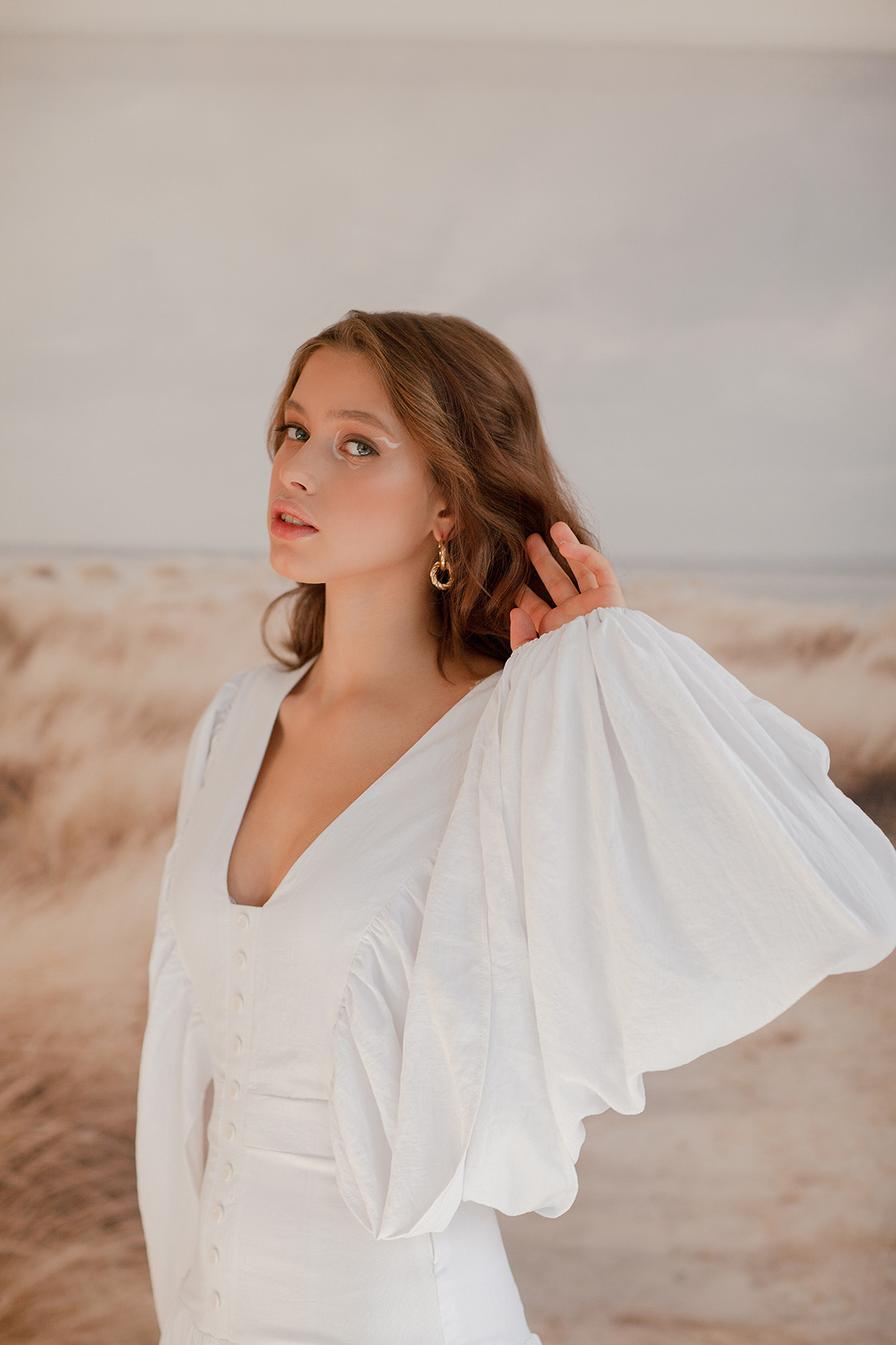 Светлая и солнечная студийная фотосессия девушки в белых оттенках. Портретный фотограф в Санкт-Петербурге