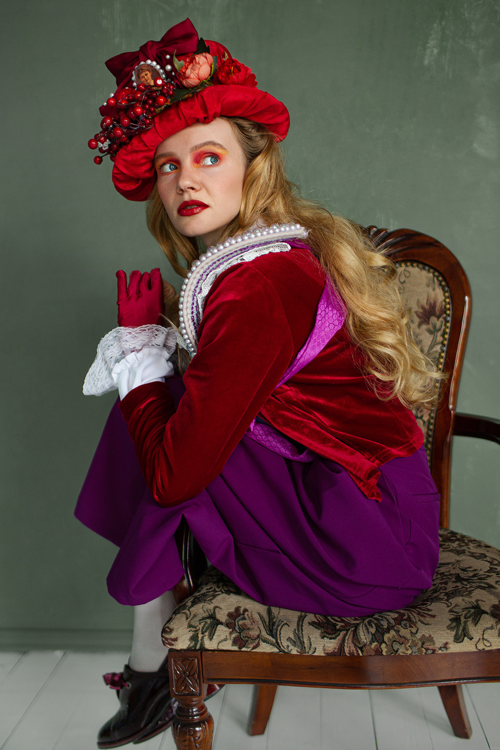 Фотосессия певицы и тик-ток блогера в стиле "Алиса в стране чудес". Портретный фотограф в Санкт-Петербурге