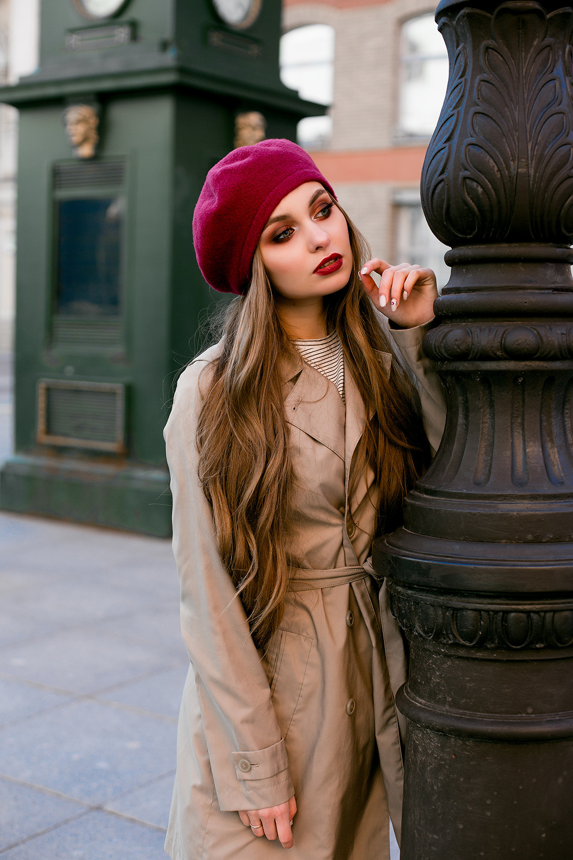Съемка на улице в французском образе. Портретный фотограф в Санкт-Петербурге