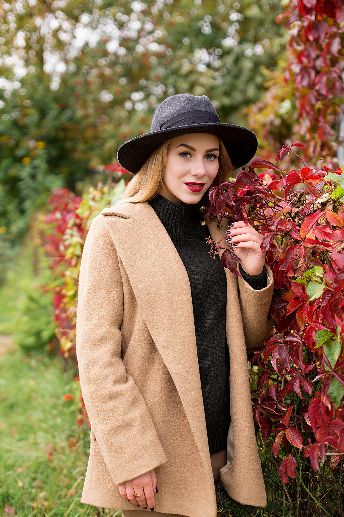 Фотосессия в парке в теплый осенний день. Портретный фотограф в Санкт-Петербурге