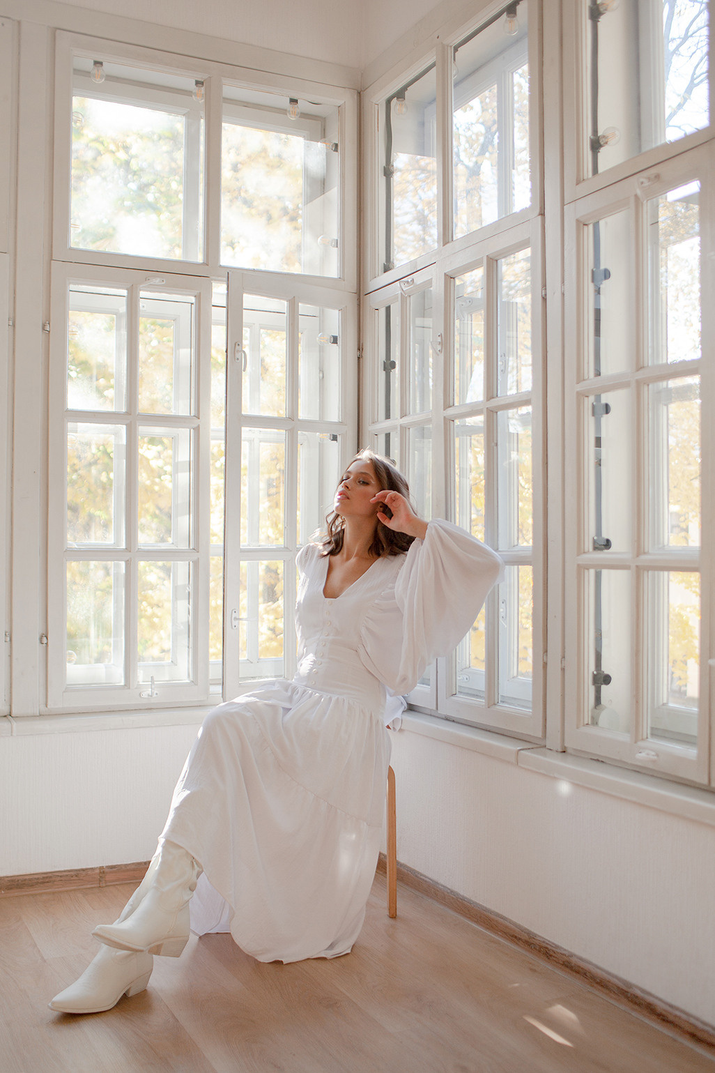 Светлая и солнечная студийная фотосессия девушки в белых оттенках. Портретный фотограф в Санкт-Петербурге