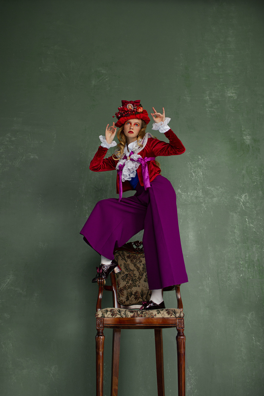 девушка в костюме шляпка стоит на стуле