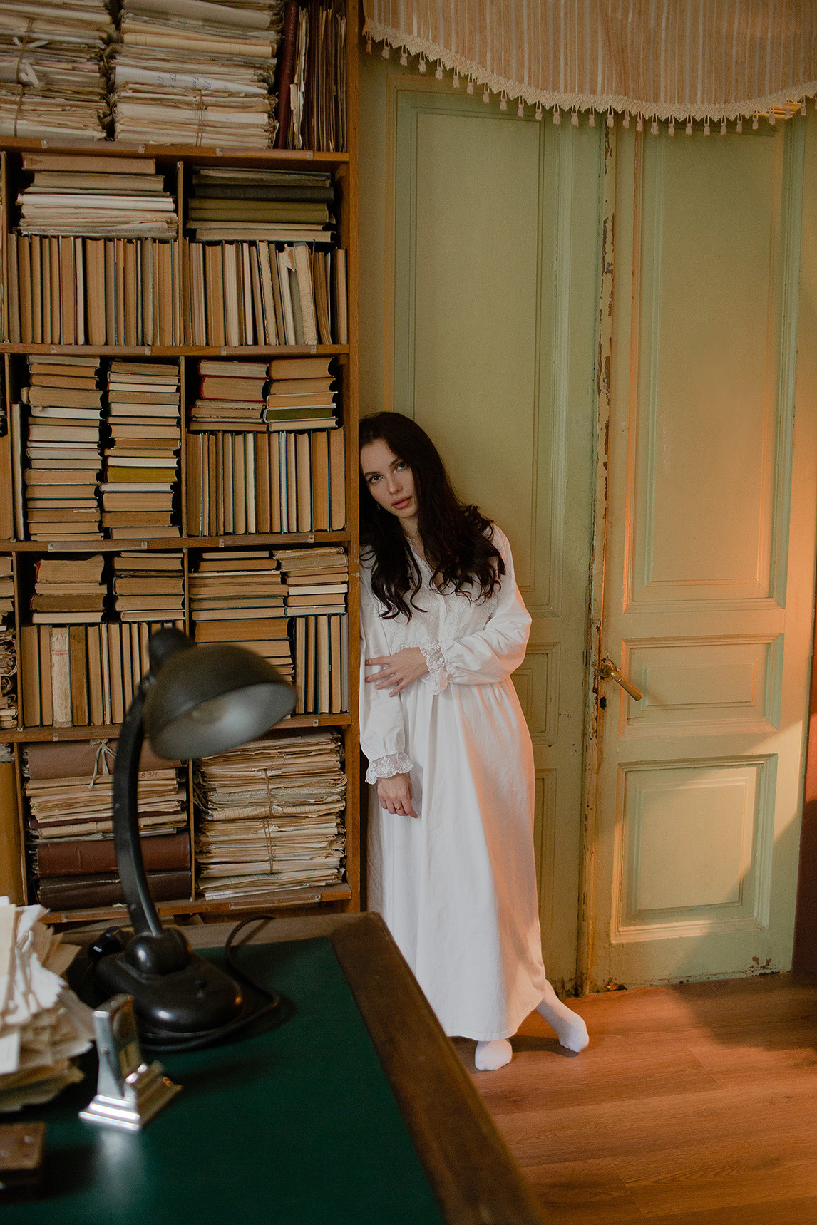 ростовое фото девушки на фоне книжных полок