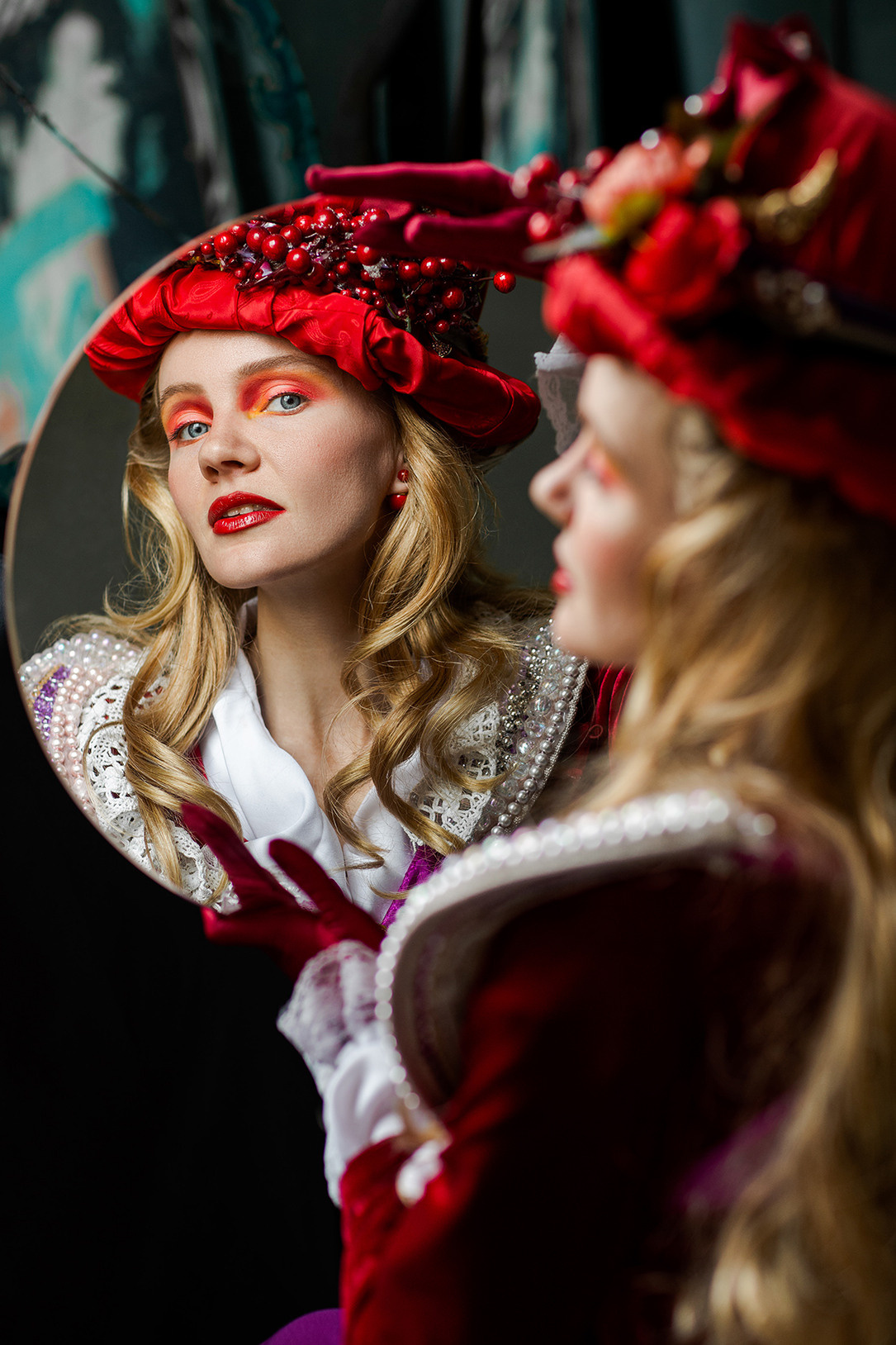 портрет девушки со шляпками на голове снятый через зеркало