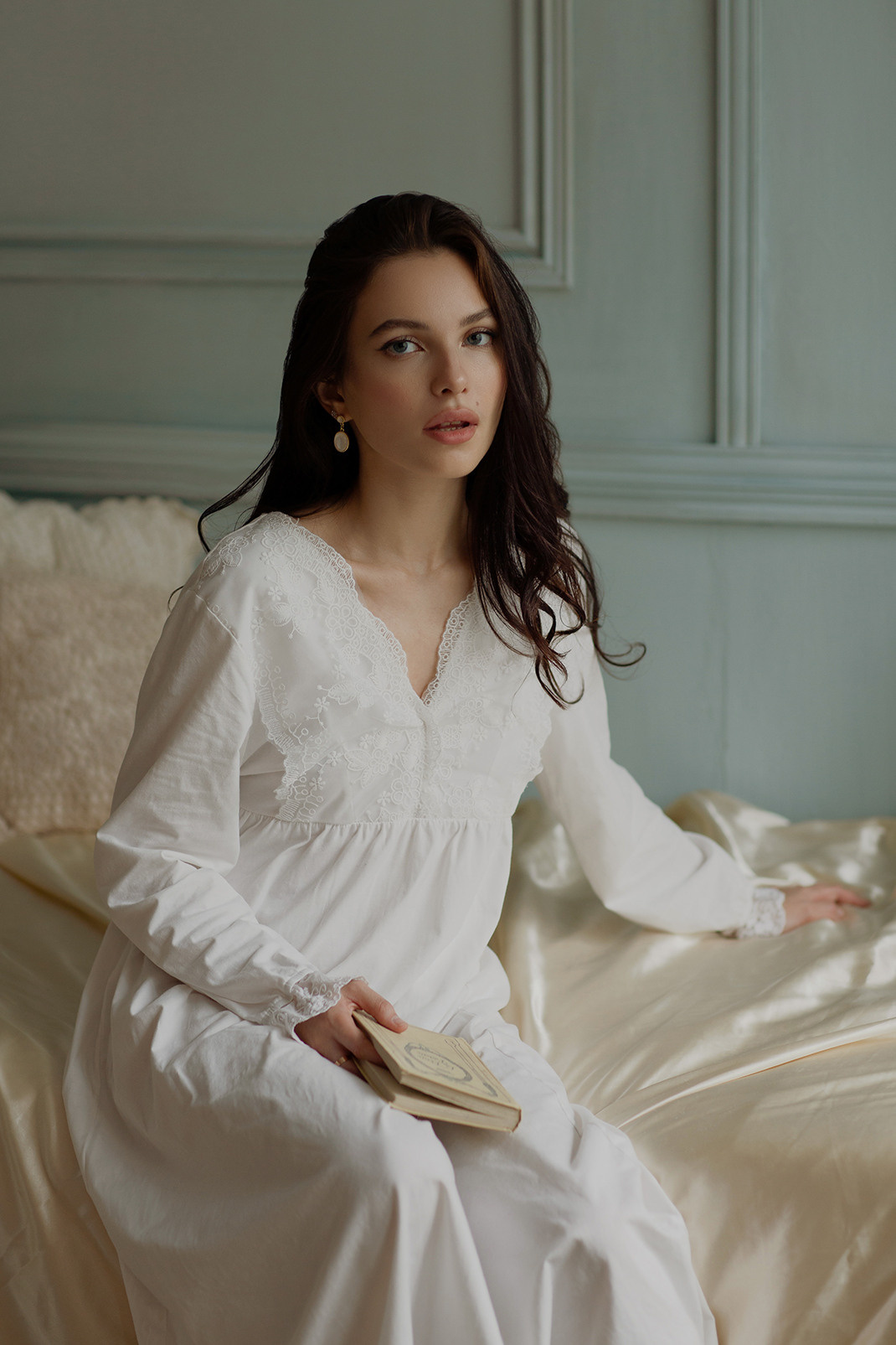 Женский портрет в винтажном кабинете. Портретный фотограф в Санкт-Петербурге