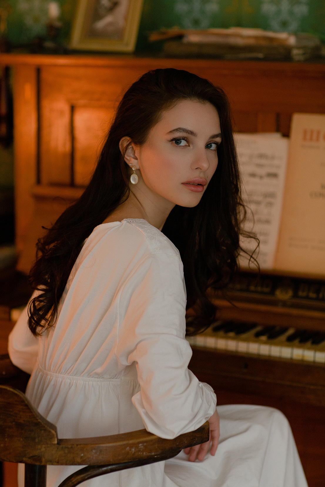 Женский портрет в винтажном кабинете. Портретный фотограф в Санкт-Петербурге