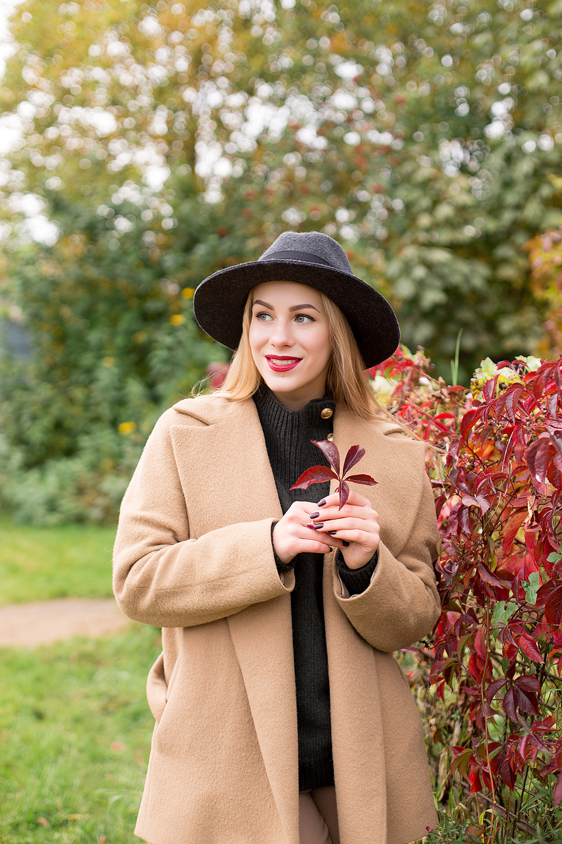 Фотосессия в парке в теплый осенний день. Портретный фотограф в Санкт-Петербурге