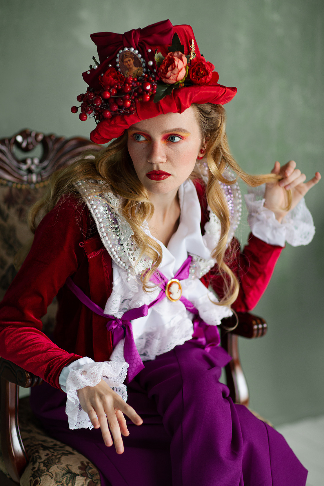 Фотосессия певицы и тик-ток блогера в стиле "Алиса в стране чудес". Портретный фотограф в Санкт-Петербурге