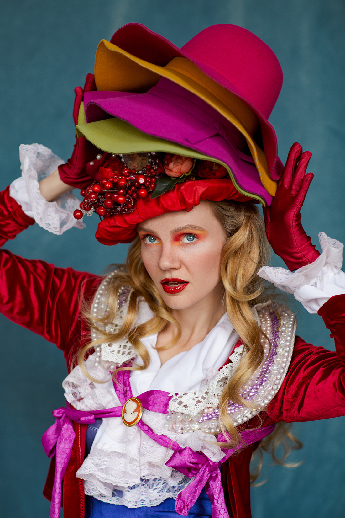 портрет девушки со шляпками на голове