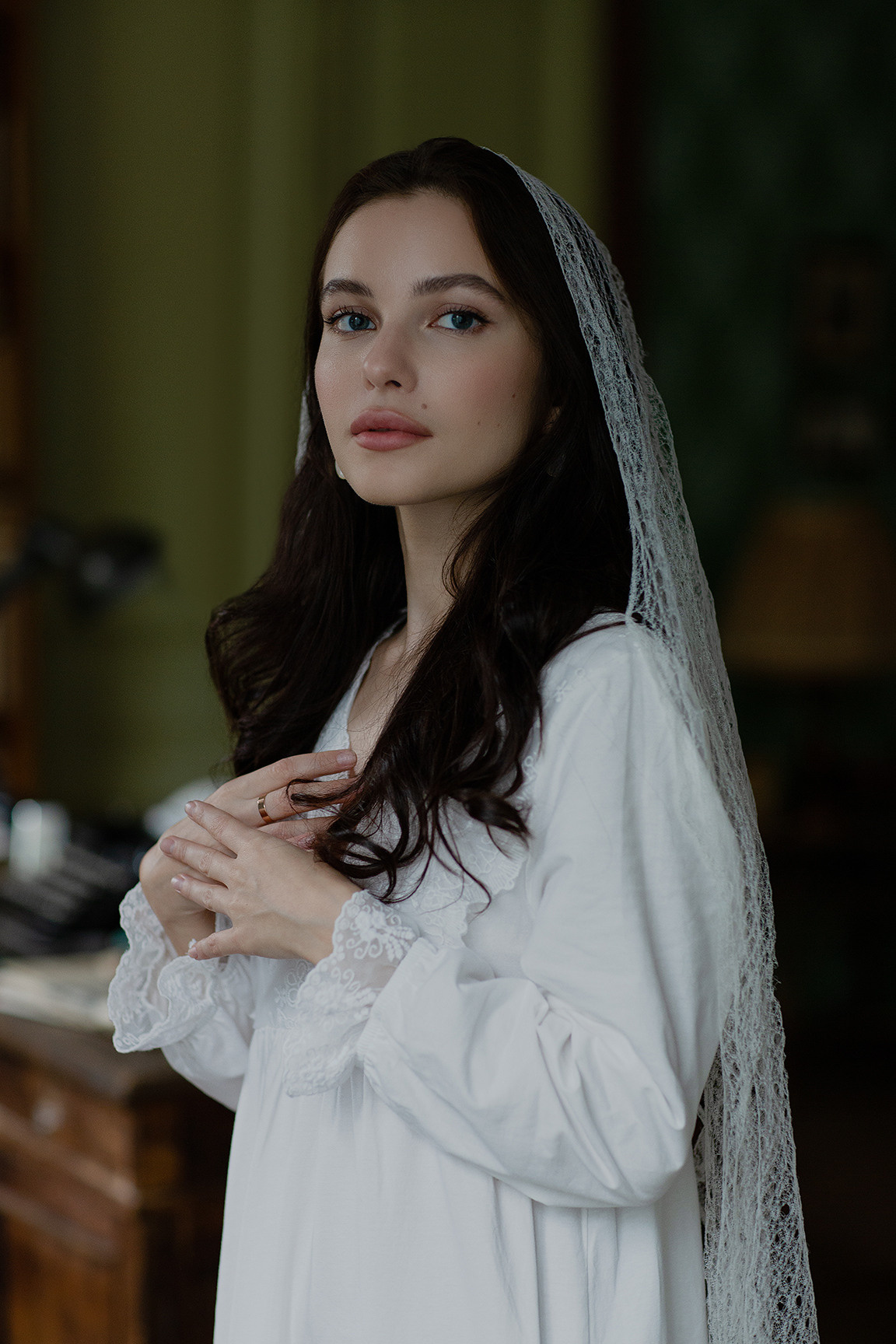 Женский портрет в винтажном кабинете. Портретный фотограф в Санкт-Петербурге