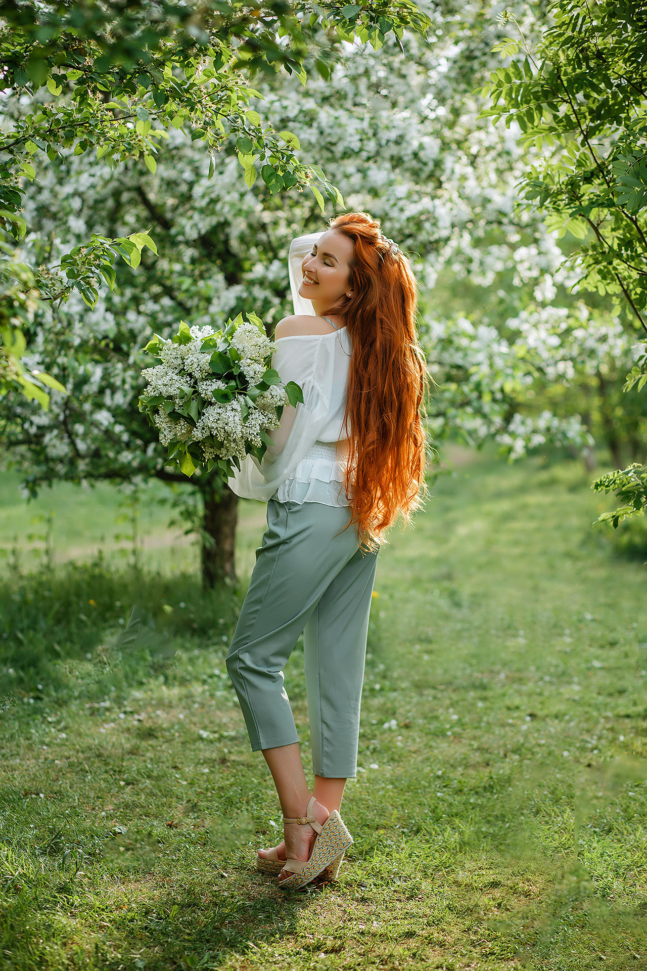 Фотосессия в цветущих яблонях. Фотограф Екатеринбург Марина Поздеева