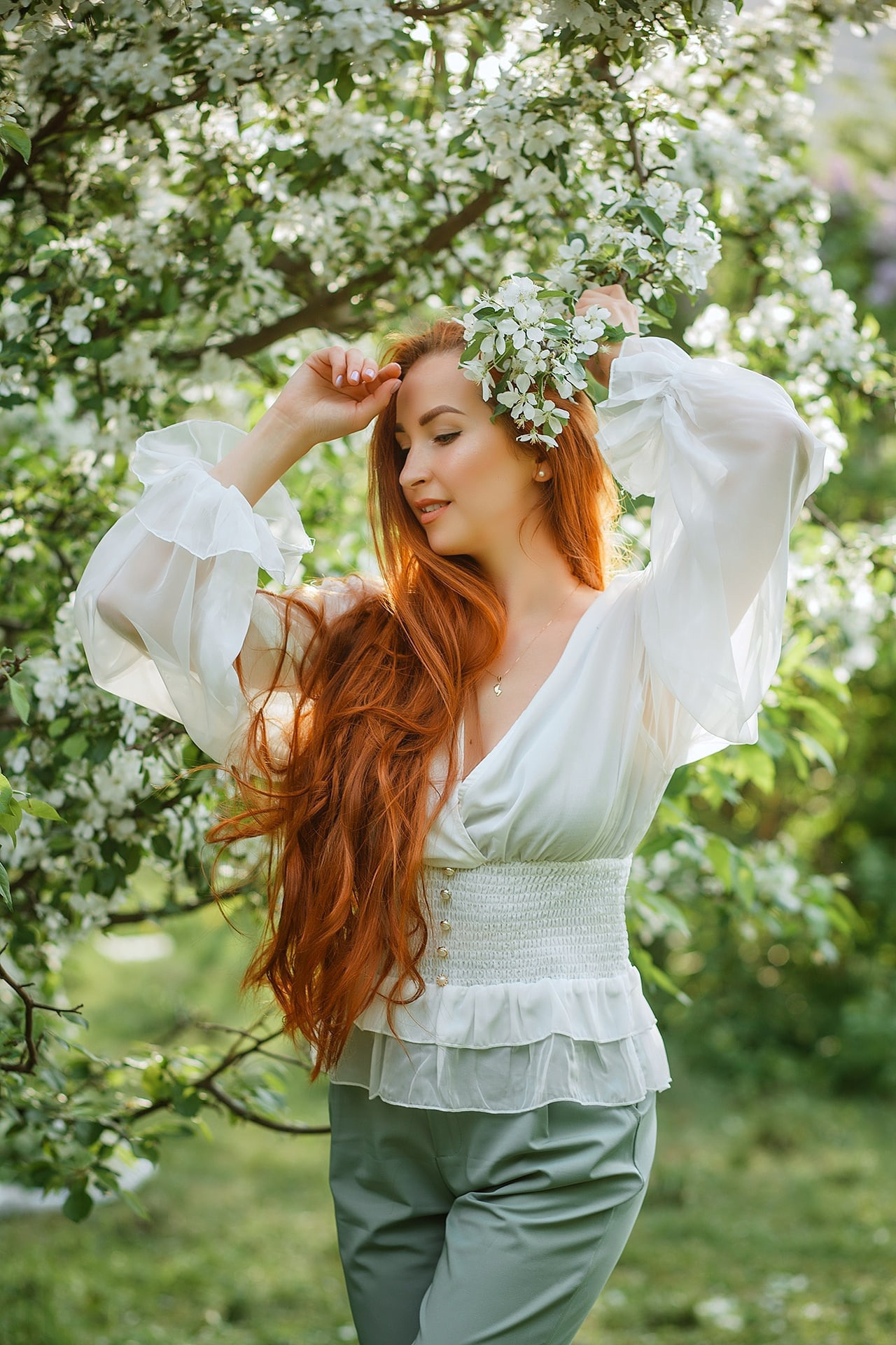 Фотосессия в цветущих яблонях. Фотограф Екатеринбург Марина Поздеева