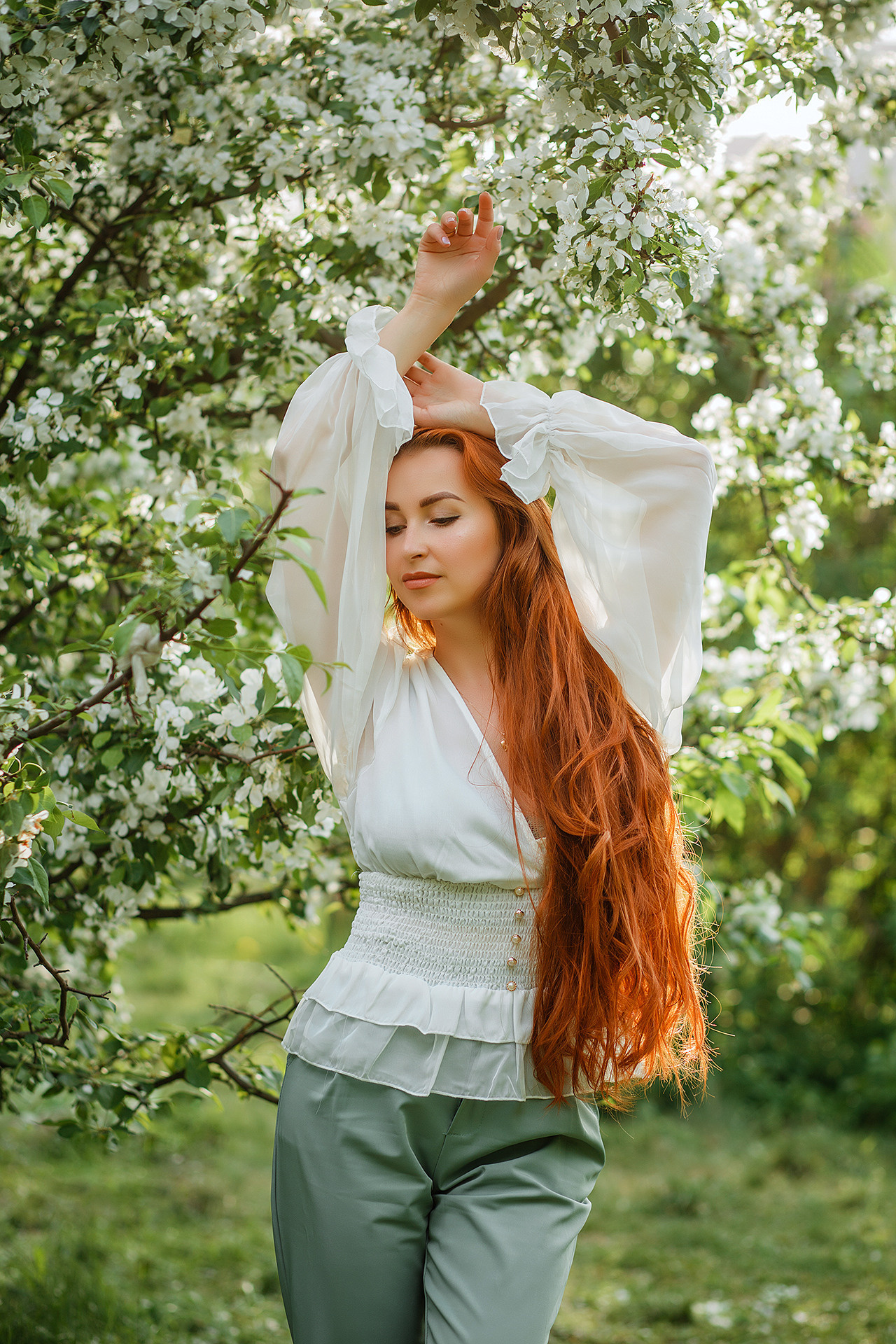 Фотосессия в цветущих яблонях. Фотограф Екатеринбург Марина Поздеева