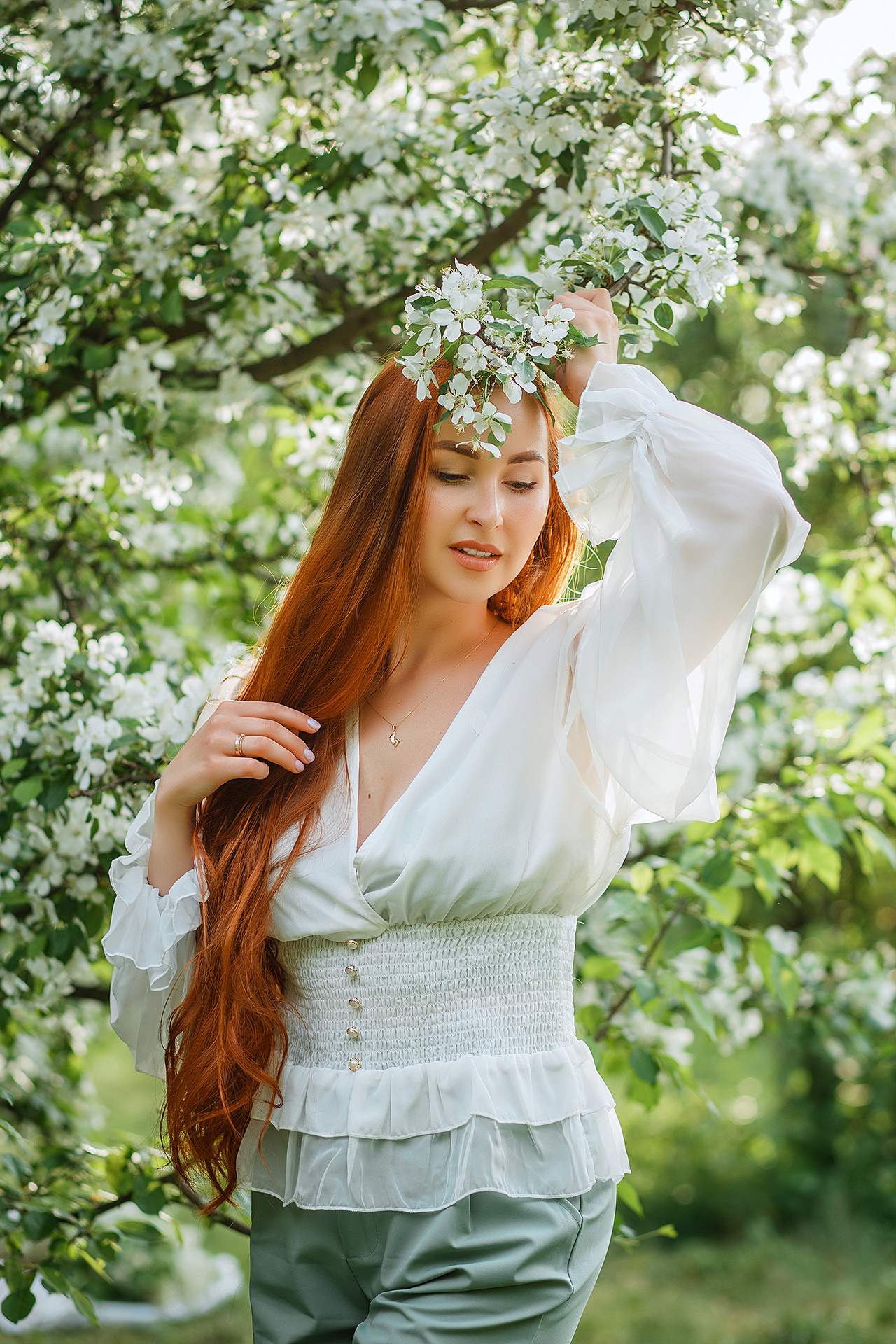 Фотосессия в цветущих яблонях. Фотограф Екатеринбург Марина Поздеева