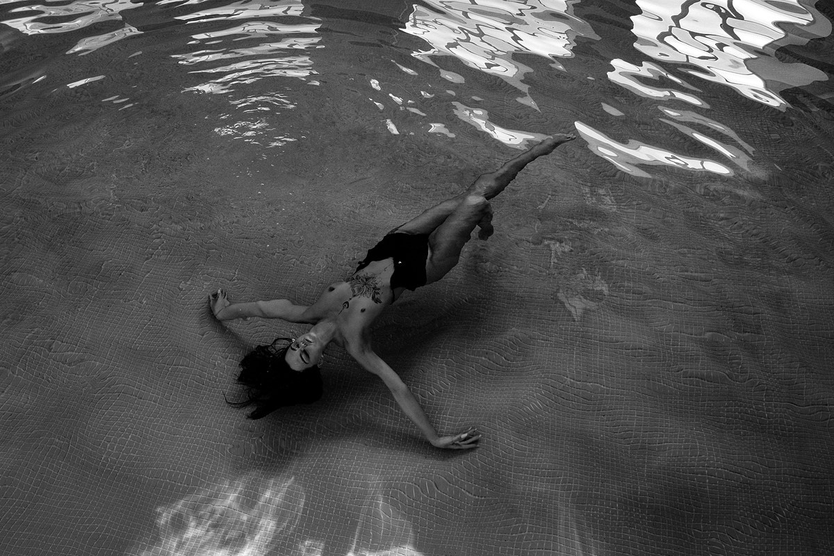 Бассейн. Эротико-драматический фотограф Маруся Скоробогатова