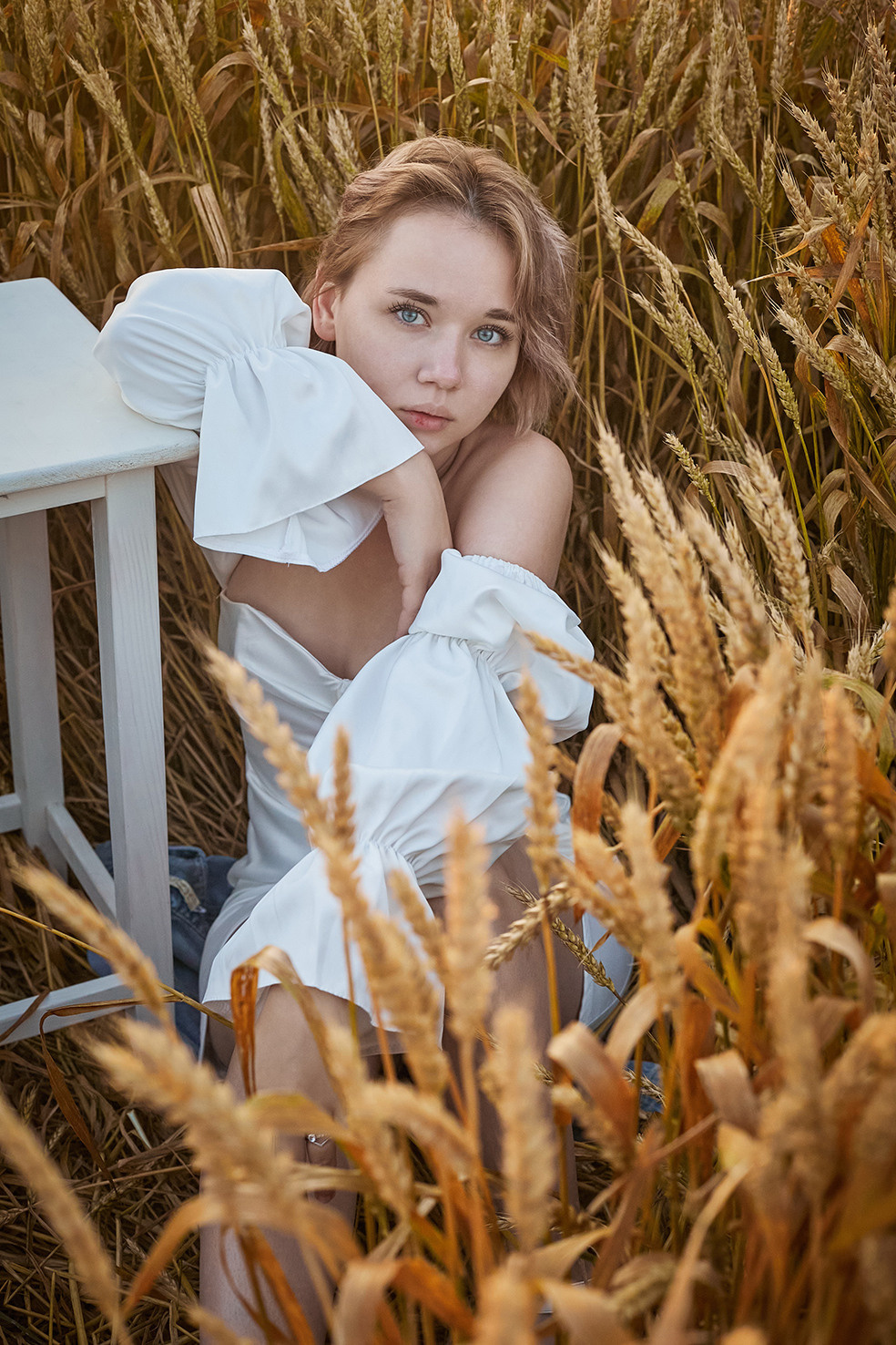 Девушка в белом платье в пшеничном поле на рассвете. Фотограф. Тимашевск. Кубань. Краснодарский край.