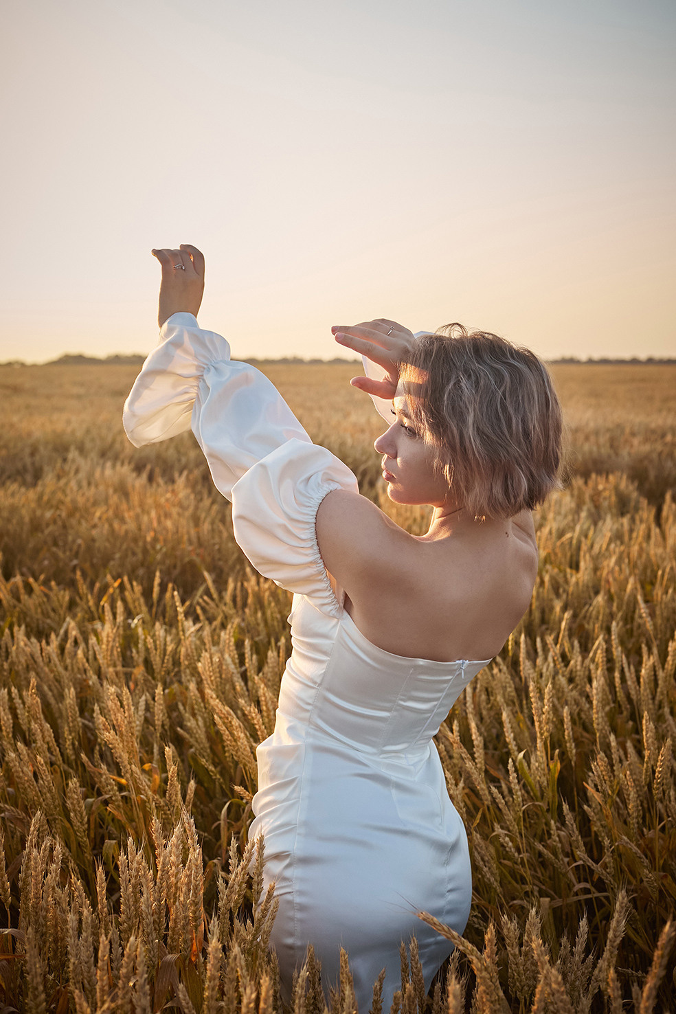 Девушка в белом платье в пшеничном поле на рассвете. Фотограф. Тимашевск. Кубань. Краснодарский край.