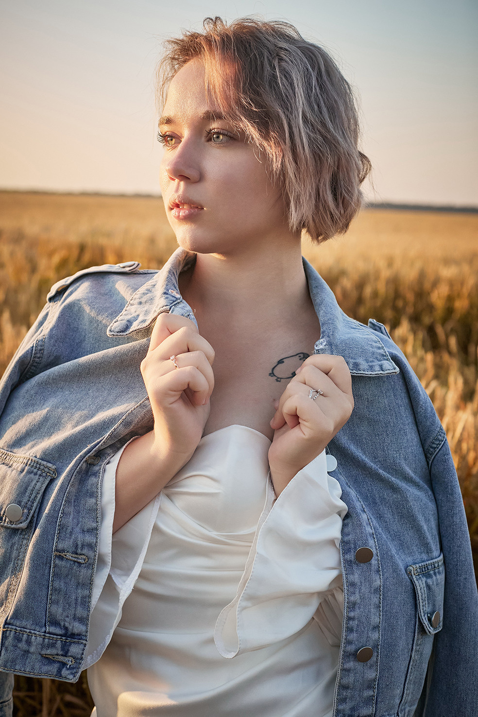 Девушка в белом платье в пшеничном поле на рассвете. Фотограф. Тимашевск. Кубань. Краснодарский край.