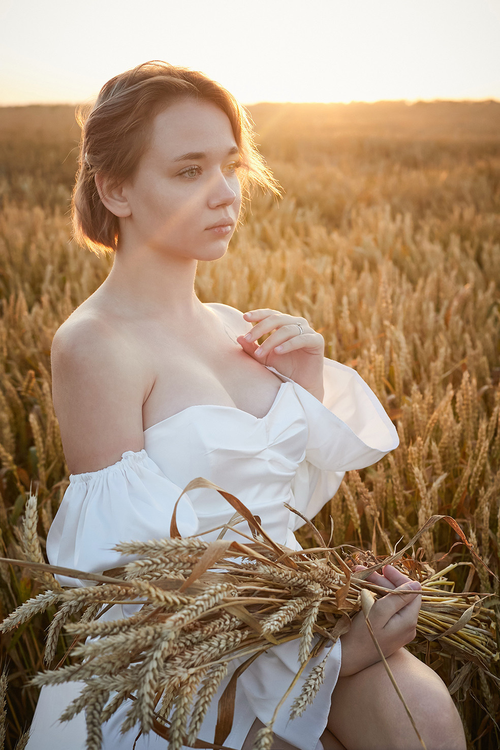 Девушка в белом платье в пшеничном поле на рассвете. Фотограф. Тимашевск. Кубань. Краснодарский край.