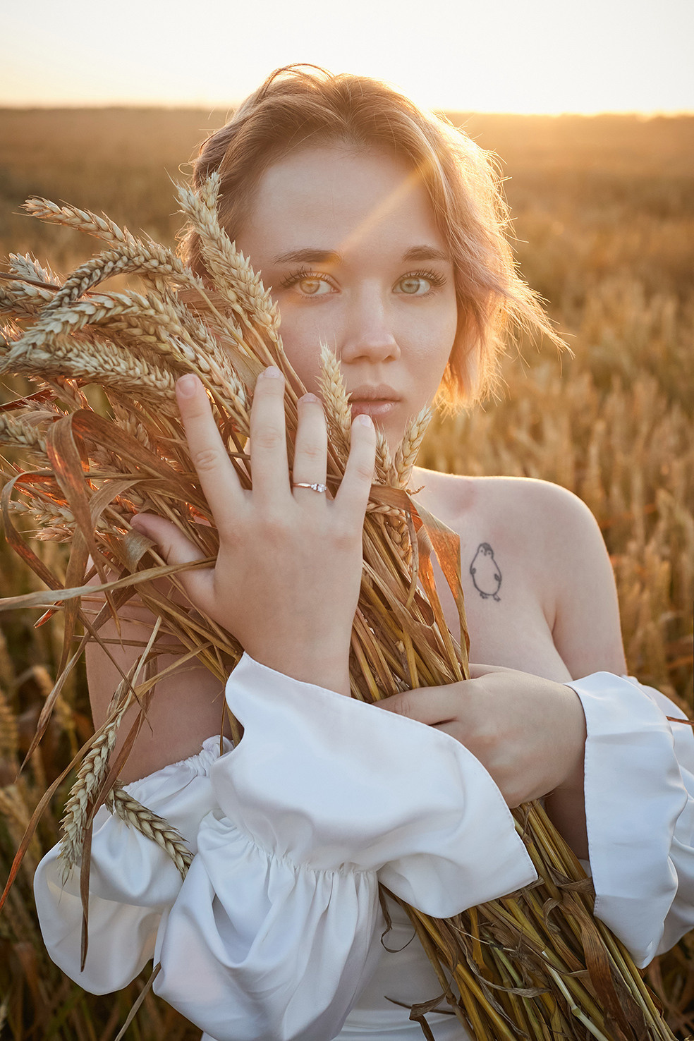 Девушка в белом платье в пшеничном поле на рассвете. Фотограф. Тимашевск. Кубань. Краснодарский край.