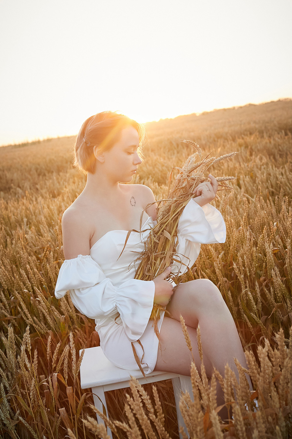 Девушка в белом платье в пшеничном поле на рассвете. Фотограф. Тимашевск. Кубань. Краснодарский край.