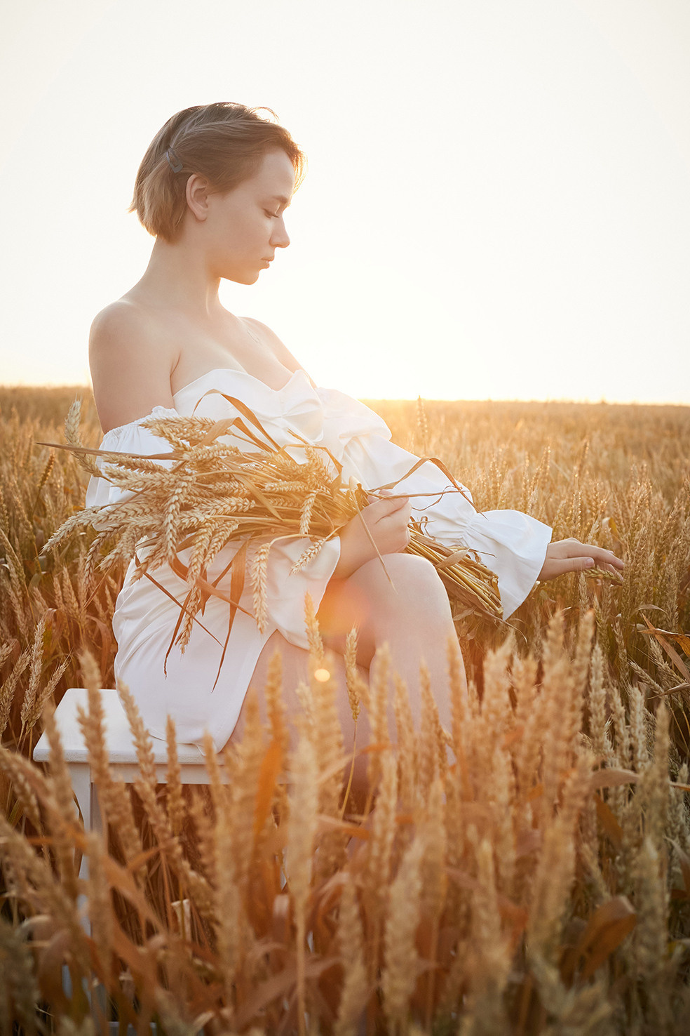 Девушка в белом платье в пшеничном поле на рассвете. Фотограф. Тимашевск. Кубань. Краснодарский край.