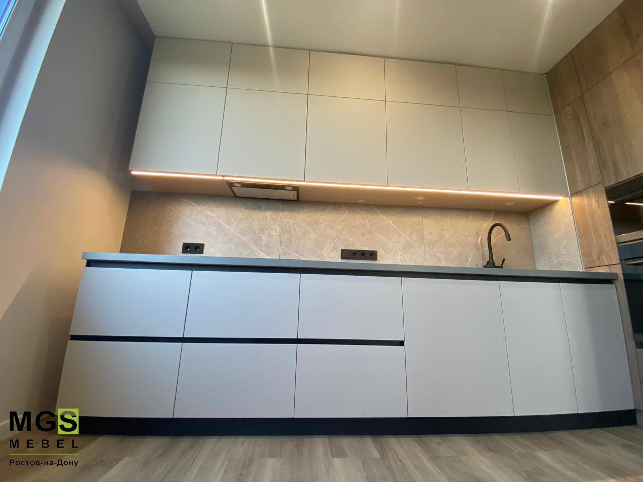 Кухня со светлыми кухонными фасадами MGS мебель