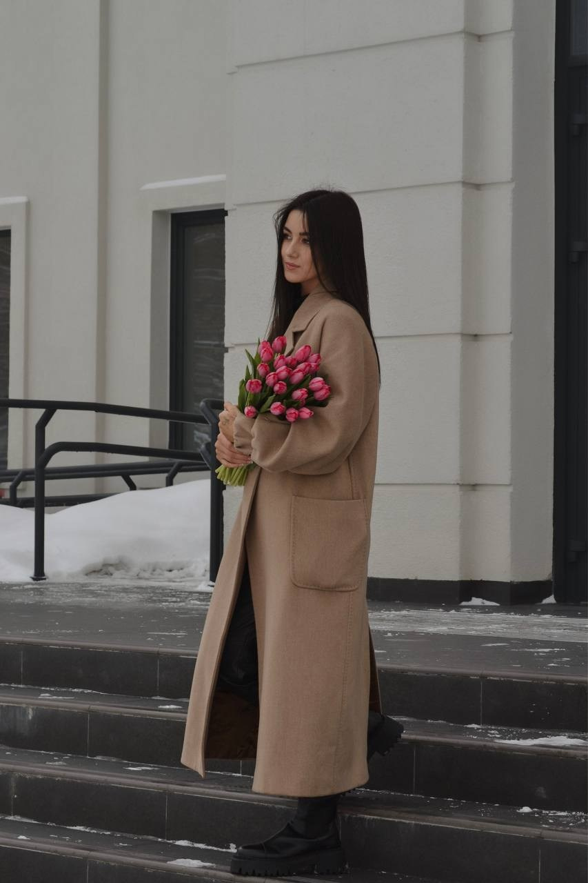 девушка в пальто с цветами