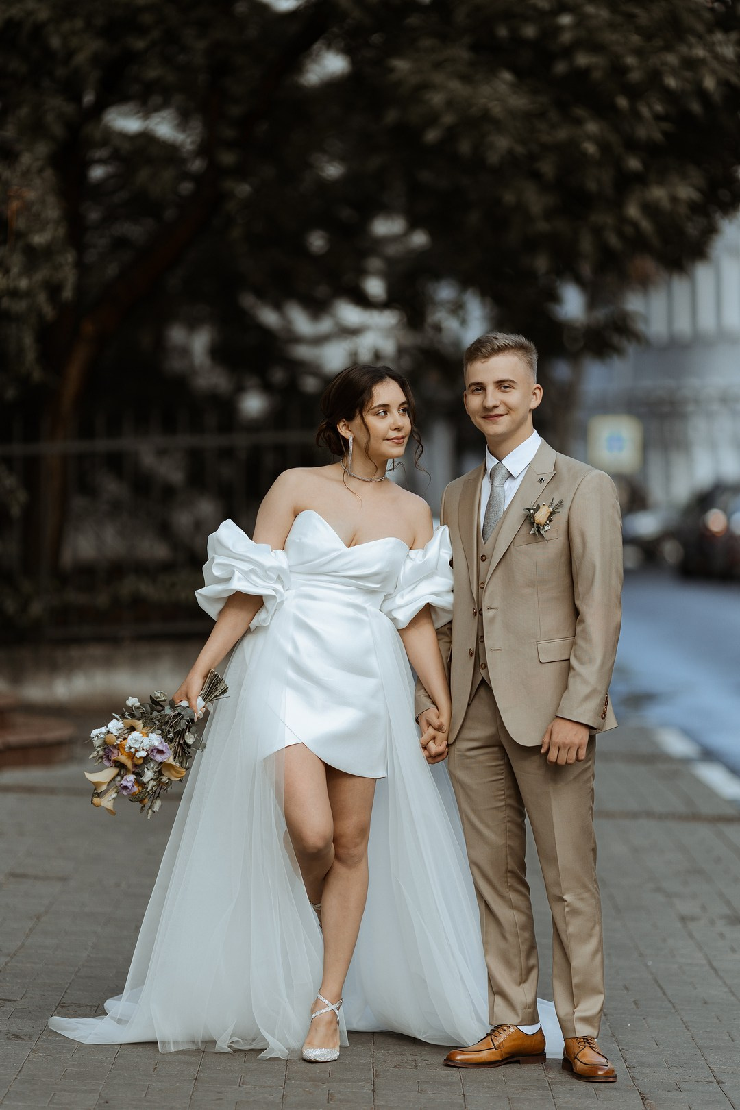  Счастливый поцелуй в парке Красная площадь