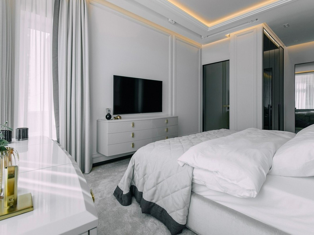 Спальня в светлых тонах с ТВ-зоной и подсветкой — современный интерьер Валерии Котович