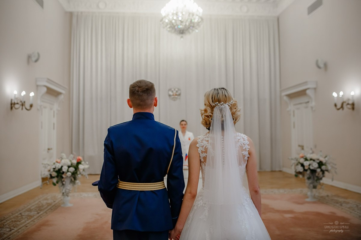 Свадебная фотосессия в ЗАГСе. Свадебный фотограф в Санкт-Петербурге Антон Владимиров