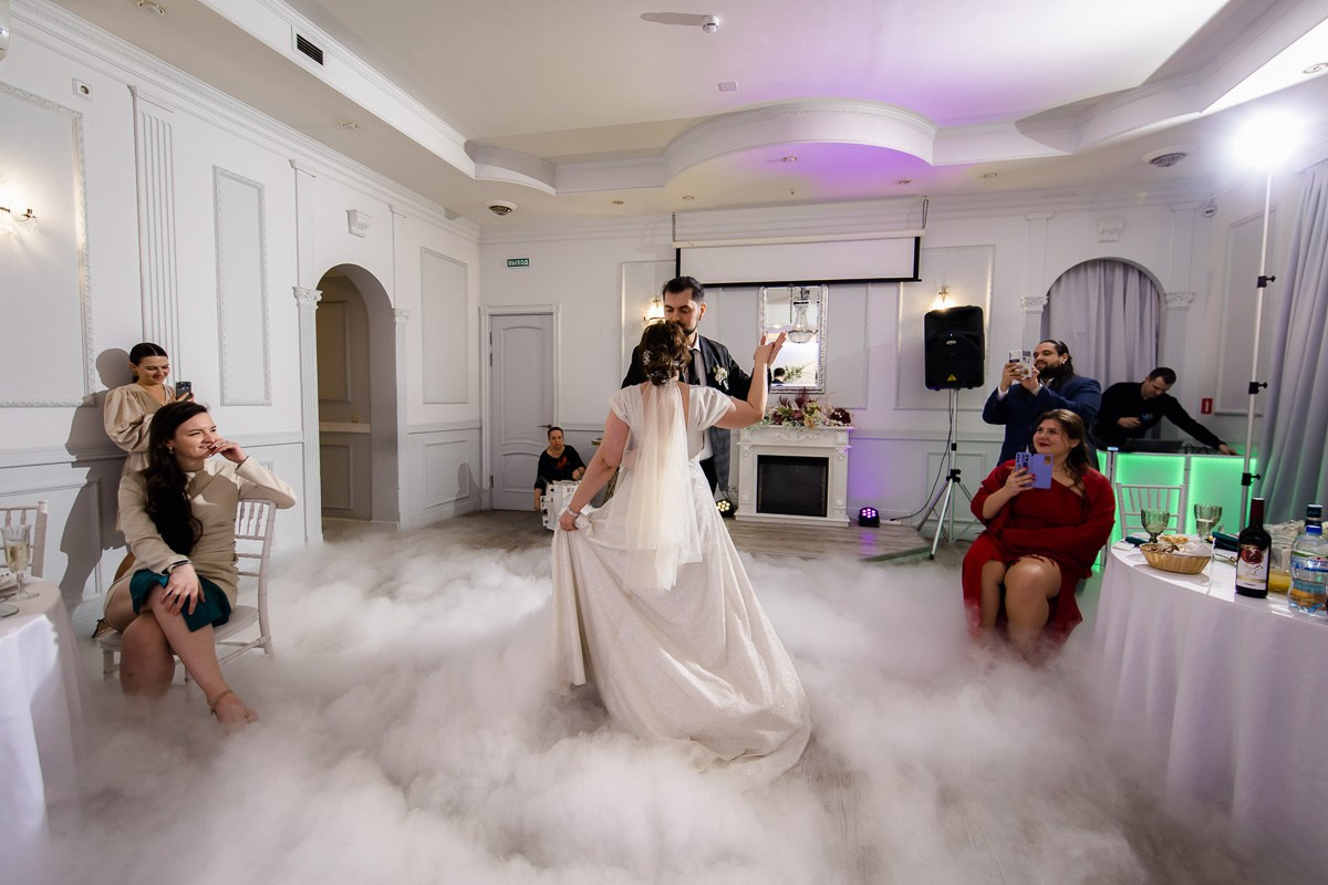 Жених и невеста танцуют первый танец в ресторане Санкт-Петербурга. Горизонтальный кадр