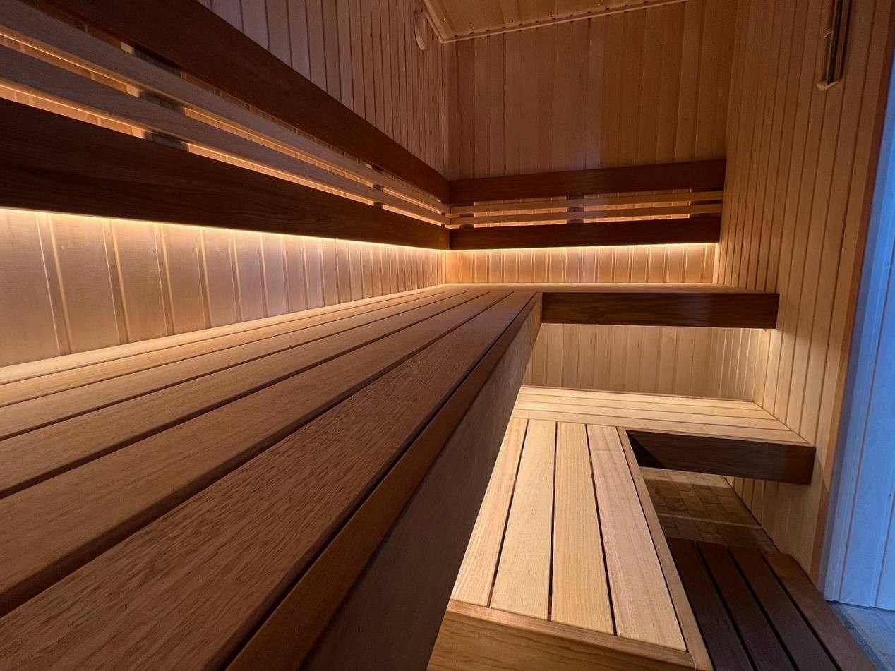 Атмосферная парная в Петергофских дачах выполнена в светлых тонах липы и абаши, с контрастной интеграцией термоабаши и тальколорита. SaunaTopMasters